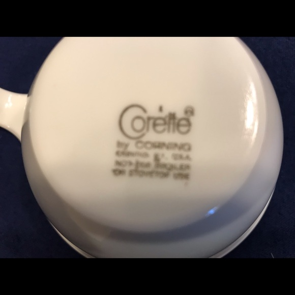 Vintage Corelle Gold - 4 Cup and 2 Saucers - Picture 3 of 3